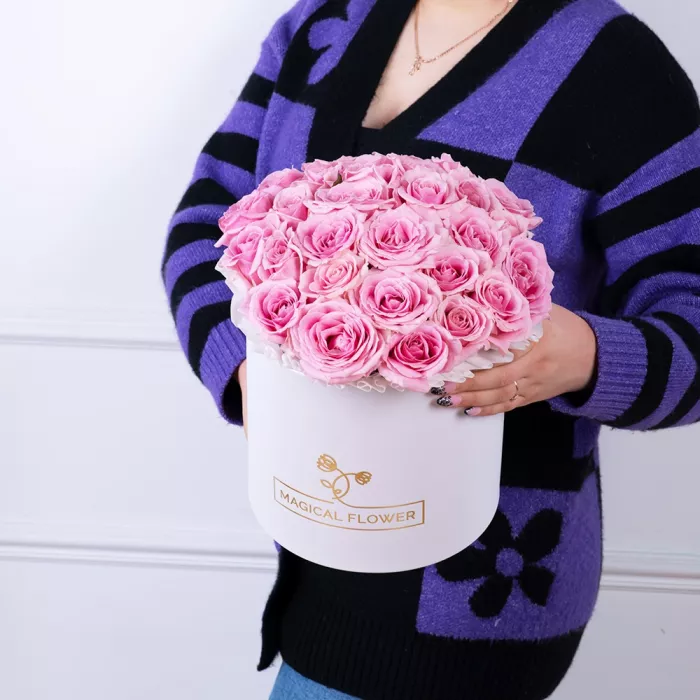 Букет из 25 розовых роз premium в белой шляпной коробке