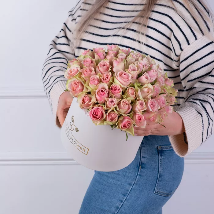 Букет из 75 бело-розовых роз в белой шляпной коробке