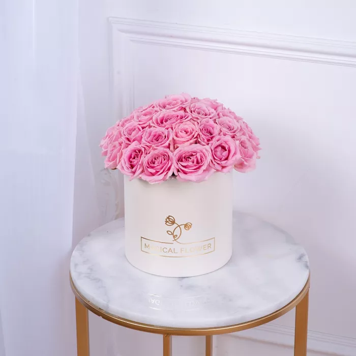 Букет из 35 розовых роз premium в кремовой шляпной коробке