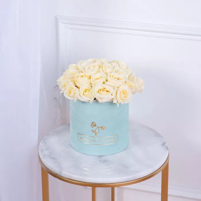 Букет из 35 белых роз premium в зеленой бархатной шляпной коробке