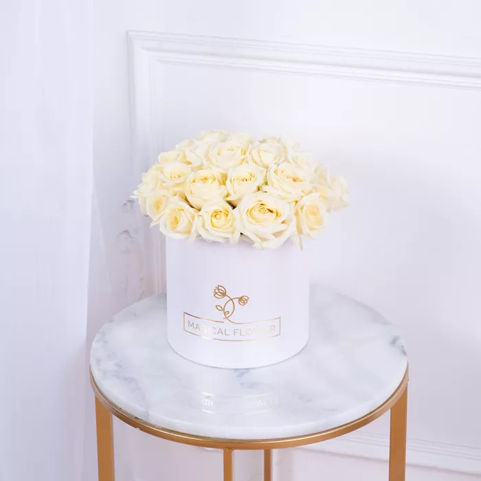 Букет из 35 белых роз premium в белой шляпной коробке