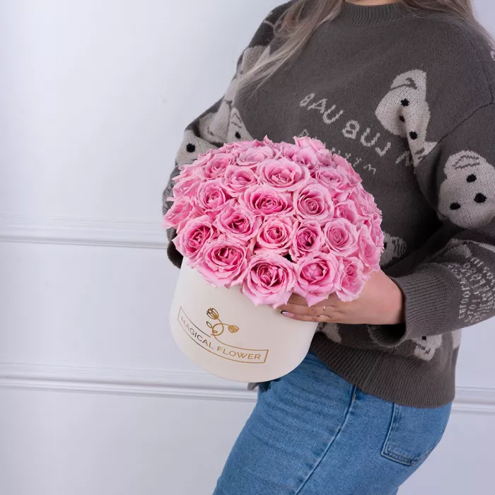 Букет из 35 розовых роз premium в кремовой шляпной коробке