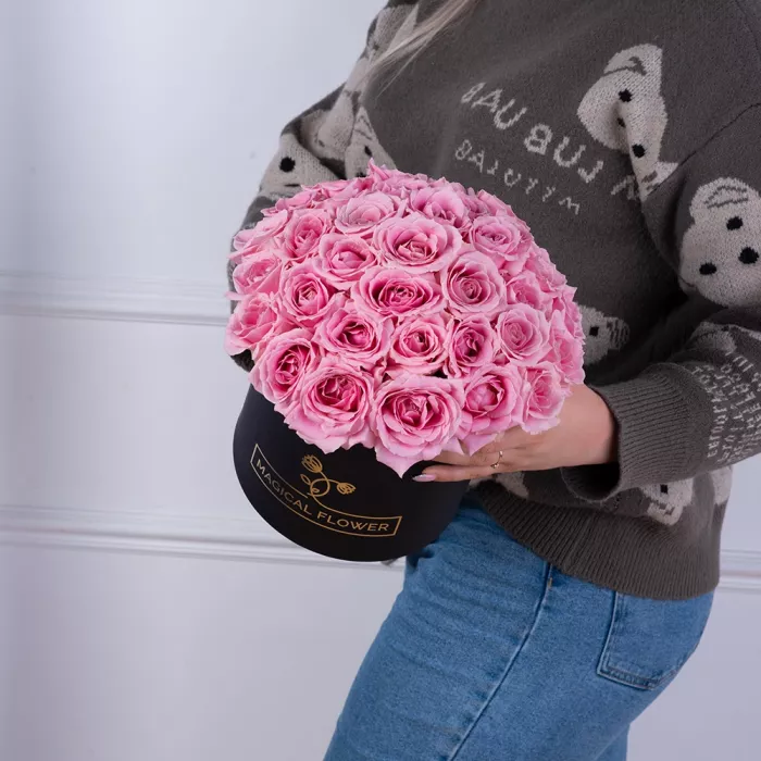 Букет из 35 розовых роз premium в черной шляпной коробке