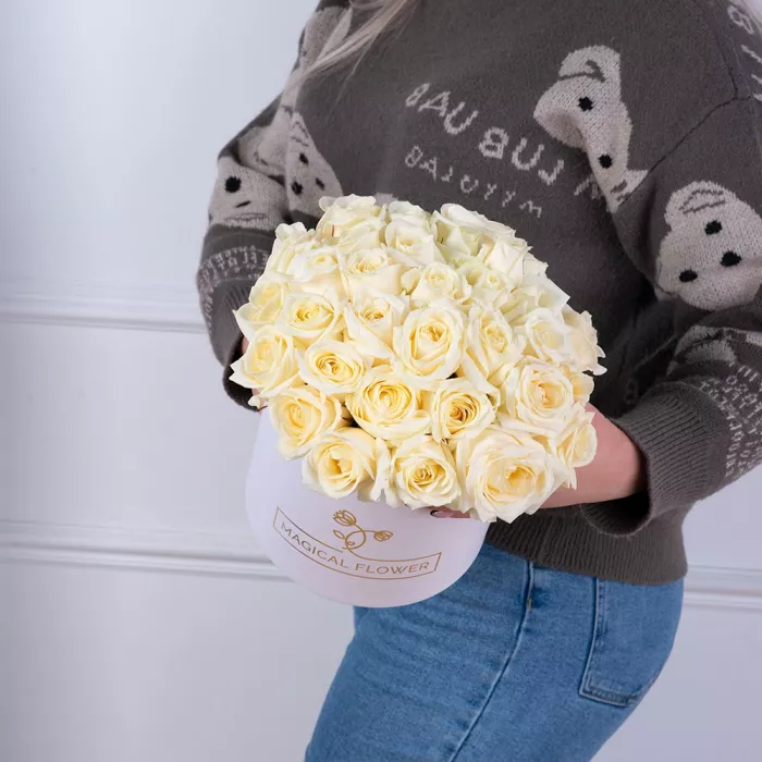 Букет из 35 белых роз premium в белой шляпной коробке