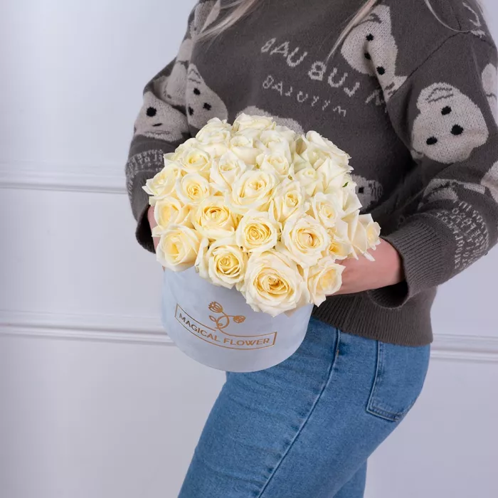 Букет из 35 белых роз premium в серой бархатной шляпной коробке