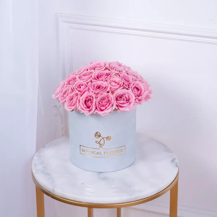 Букет из 35 розовых роз premium в серой бархатной шляпной коробке