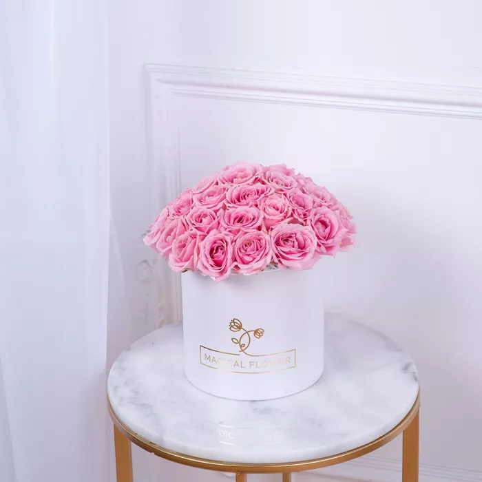 Букет из 35 розовых роз premium в белой шляпной коробке