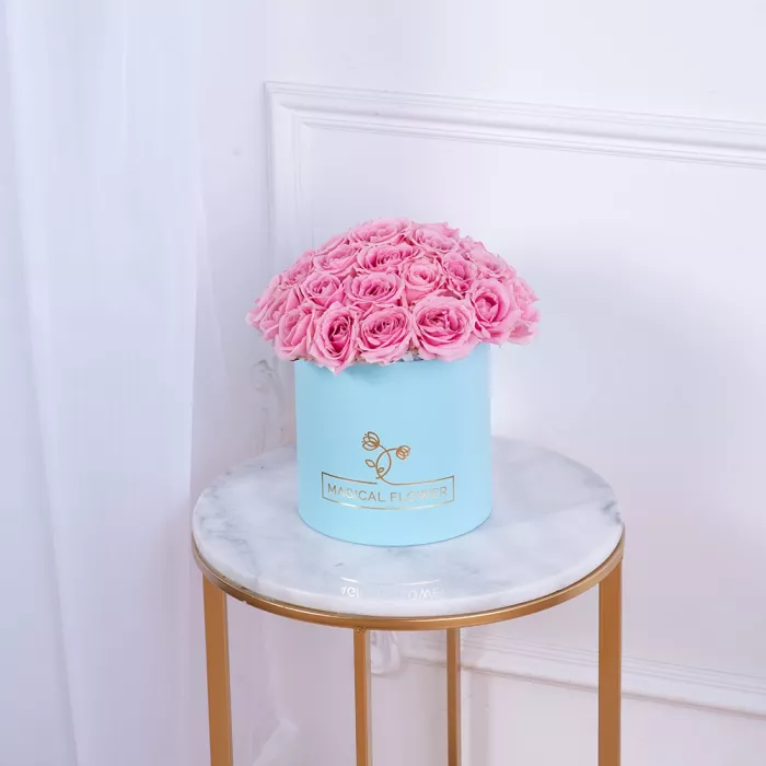 Букет из 35 розовых роз premium в голубой шляпной коробке