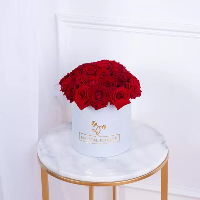 Букет из 35 красных роз premium в серой бархатной шляпной коробке