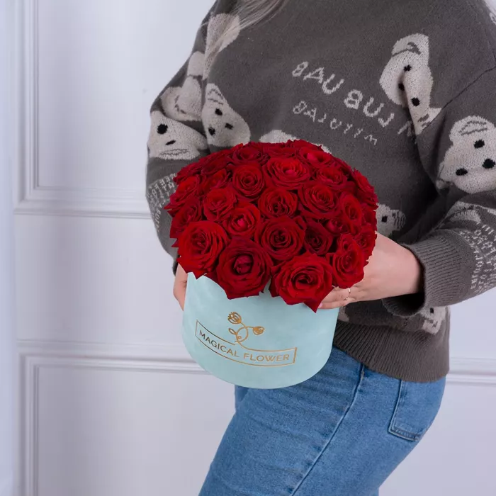 Букет из 35 красных роз premium в зеленой бархатной шляпной коробке