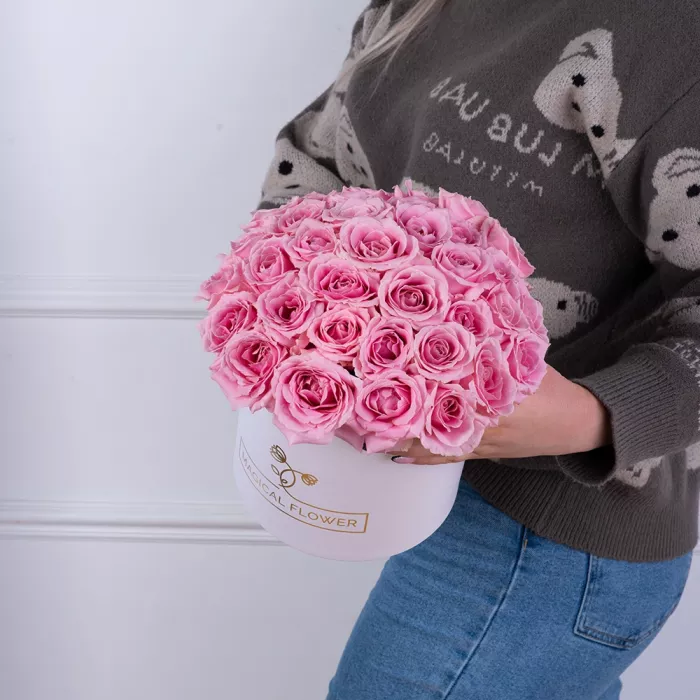 Букет из 35 розовых роз premium в белой шляпной коробке