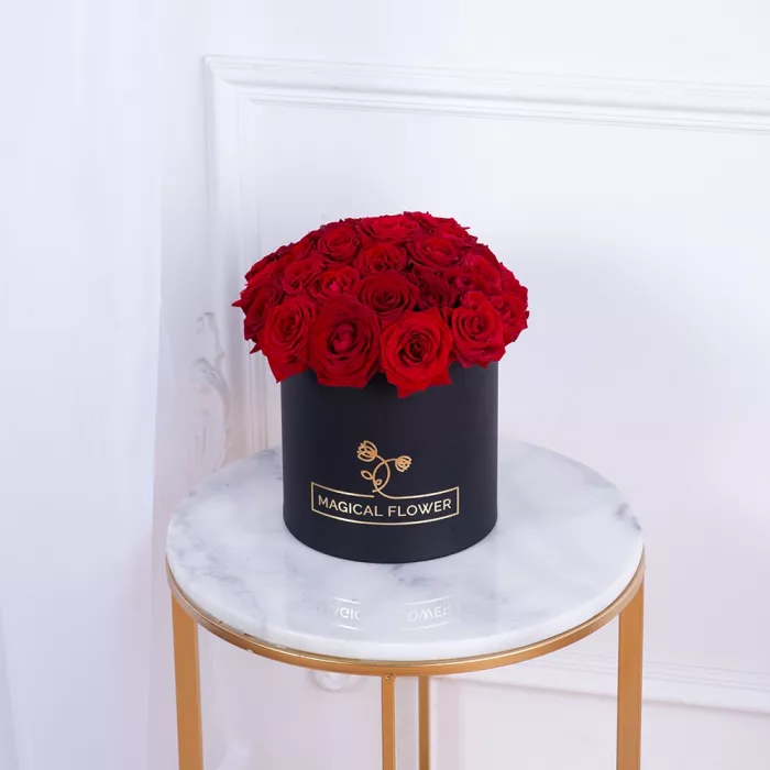 Букет из 35 красных роз premium в черной шляпной коробке