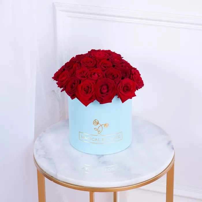Букет из 35 красных роз premium в голубой шляпной коробке