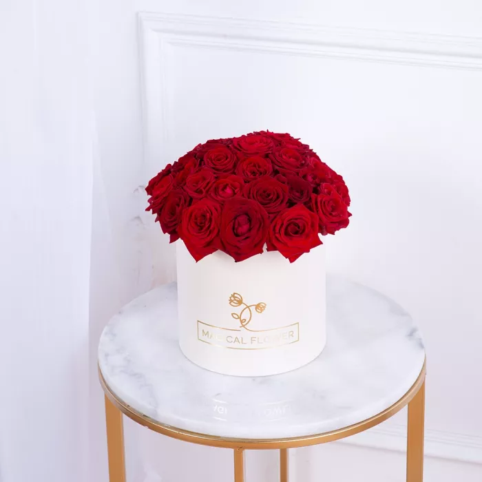 Букет из 35 красных роз premium в кремовой шляпной коробке