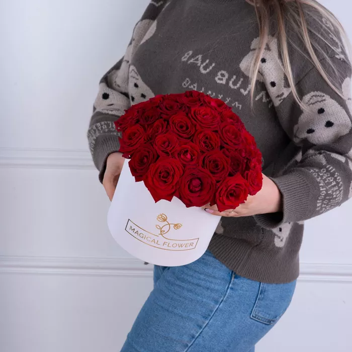 Букет из 35 красных роз premium в белой шляпной коробке