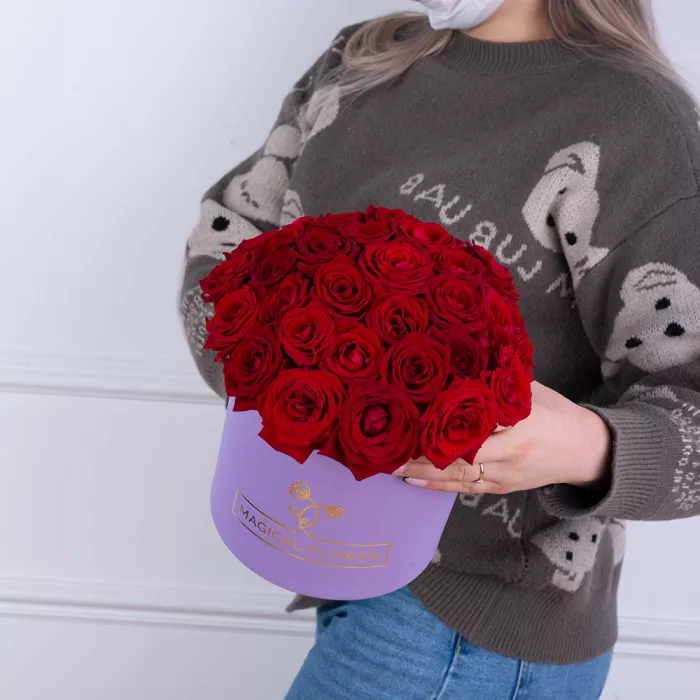 Букет из 35 красных роз premium в фиолетовой шляпной коробке