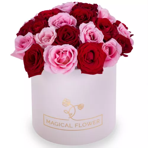 Букет из 35 разноцветных роз premium в кремовой шляпной коробке