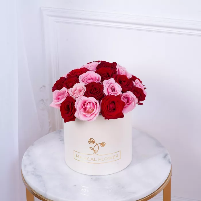 Букет из 35 разноцветных роз premium в кремовой шляпной коробке