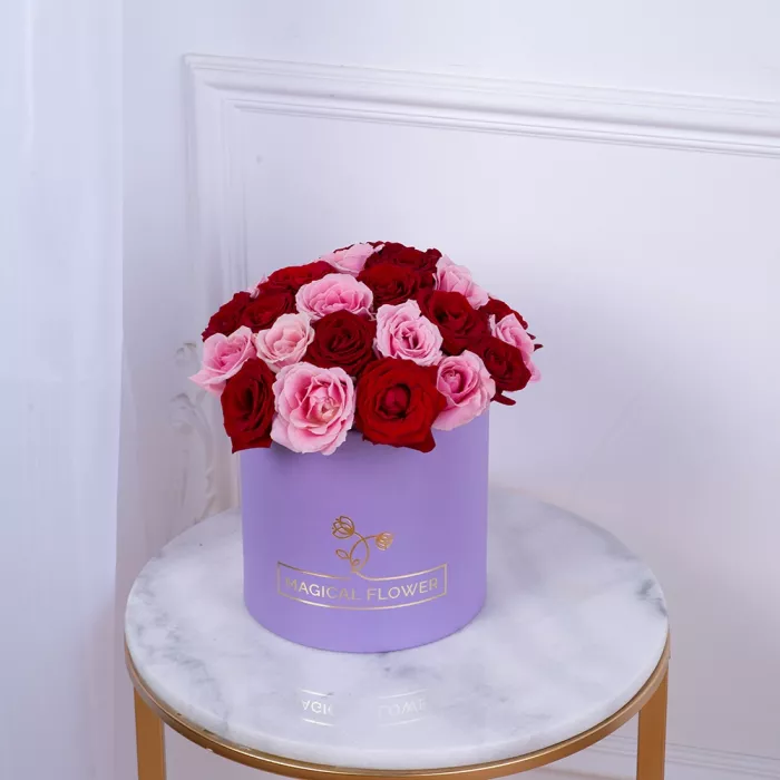 Букет из 35 разноцветных роз premium в фиолетовой шляпной коробке