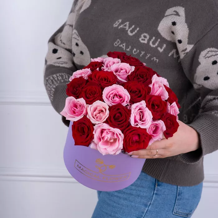Букет из 35 разноцветных роз premium в фиолетовой шляпной коробке