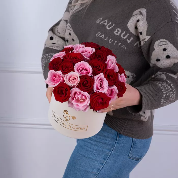 Букет из 35 разноцветных роз premium в кремовой шляпной коробке