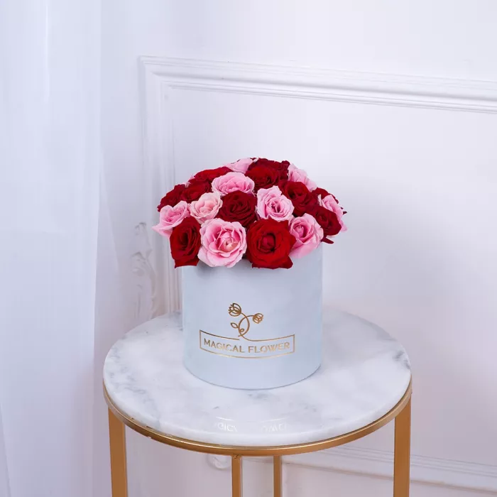 Букет из 35 разноцветных роз premium в серой бархатной шляпной коробке