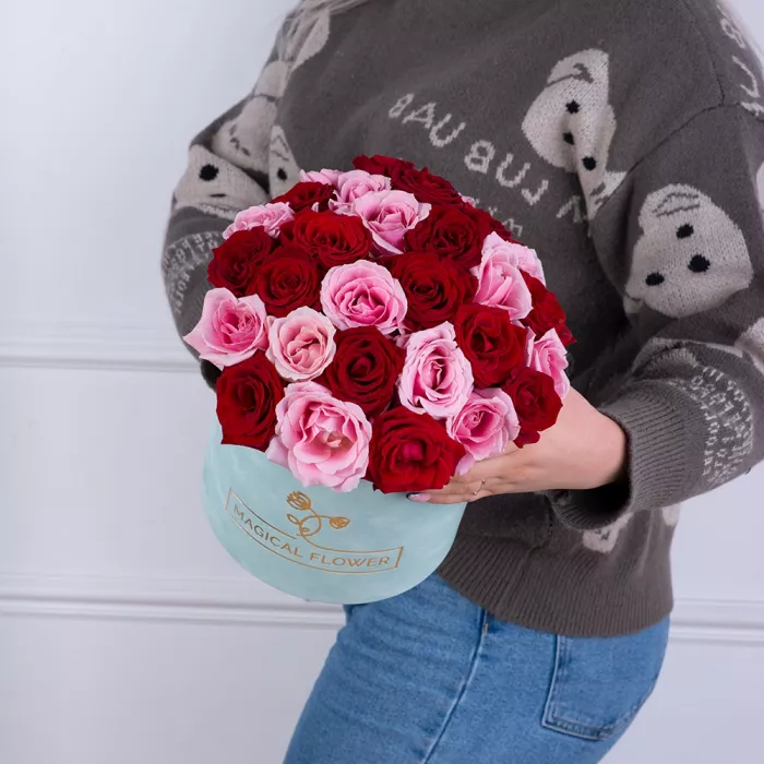 Букет из 35 разноцветных роз premium в зеленой бархатной шляпной коробке