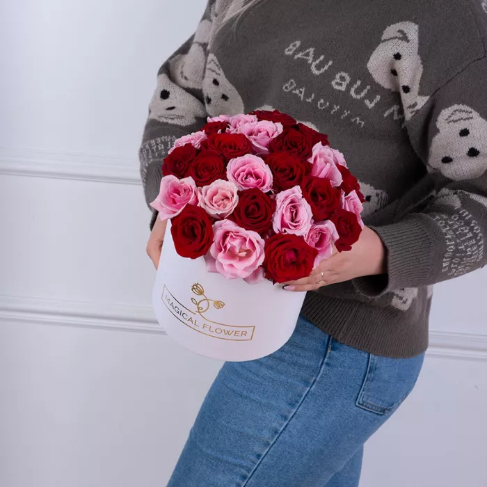 Букет из 35 разноцветных роз premium в белой шляпной коробке