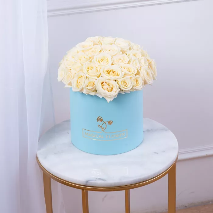 Букет из 51 белой розы premium в голубой шляпной коробке