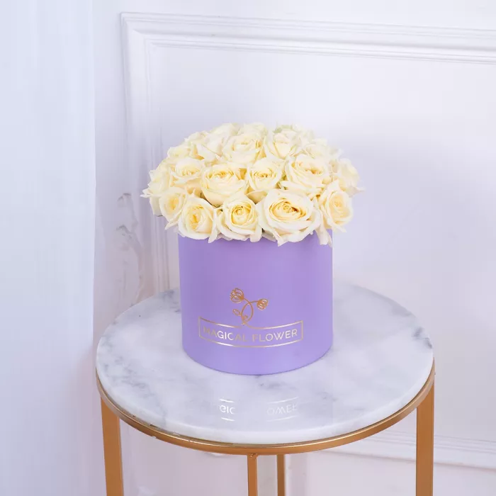 Букет из 35 белых роз premium в фиолетовой шляпной коробке