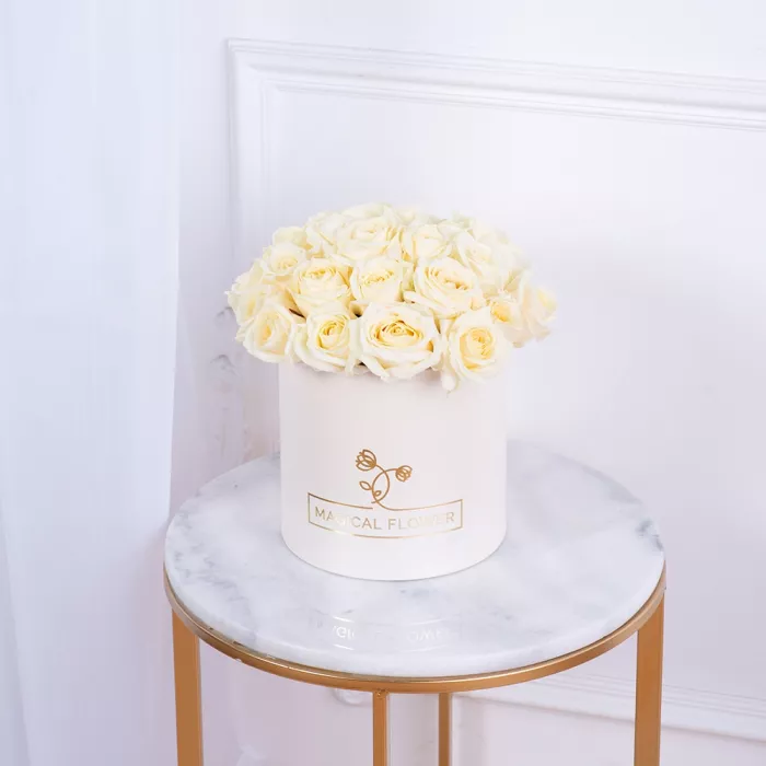 Букет из 35 белых роз premium в кремовой шляпной коробке