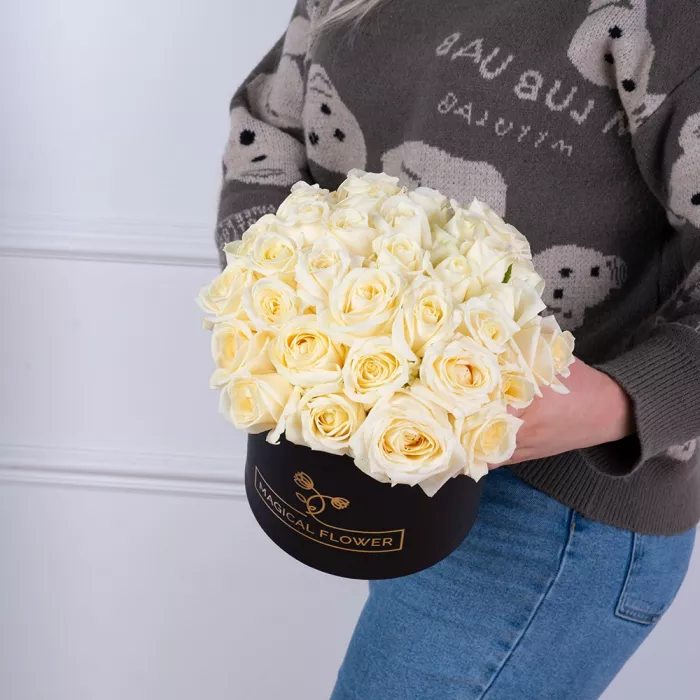 Букет из 35 белых роз premium в черной шляпной коробке