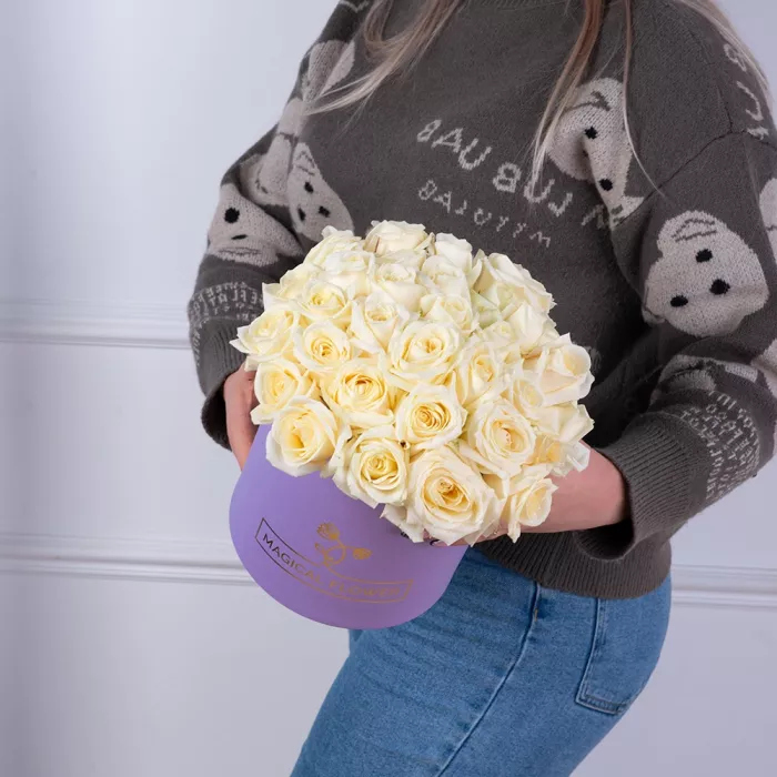 Букет из 35 белых роз premium в фиолетовой шляпной коробке