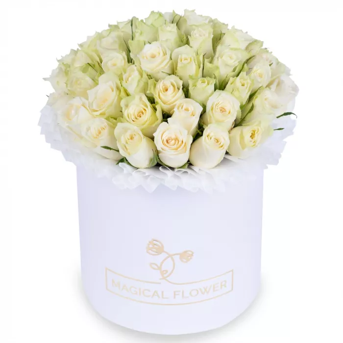 Букет из 35 белых роз в белой шляпной коробке