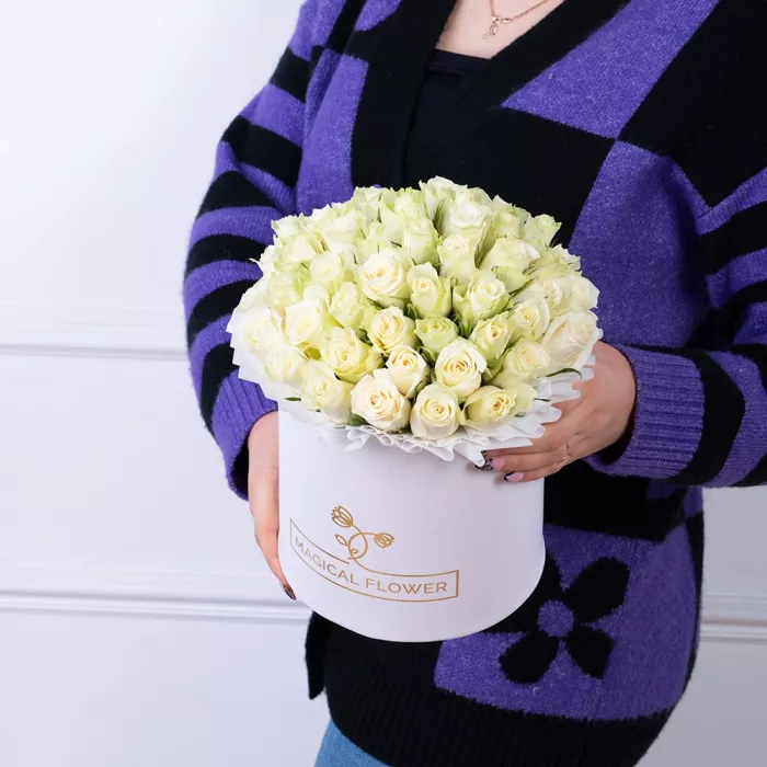 Букет из 35 белых роз в белой шляпной коробке