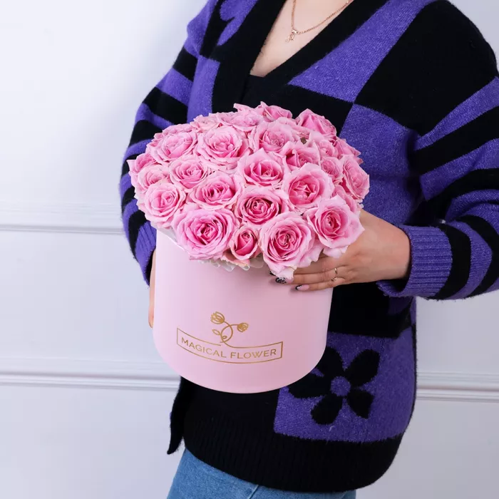 Букет из 25 розовых роз premium в розовой шляпной коробке