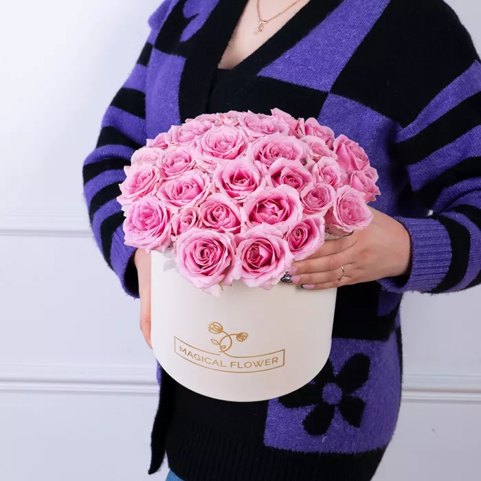25 розовых роз premium в кремовой шляпной коробке