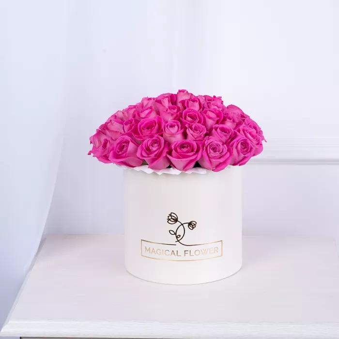Букет из 35 розовых роз в кремовой шляпной коробке