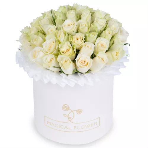 Букет из 35 белых роз в кремовой шляпной коробке