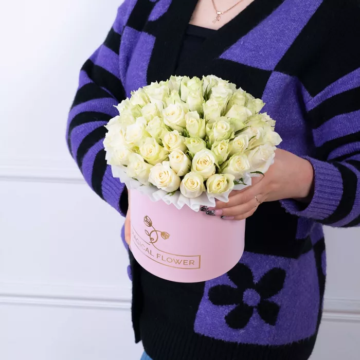 Букет из 35 белых роз в розовой шляпной коробке