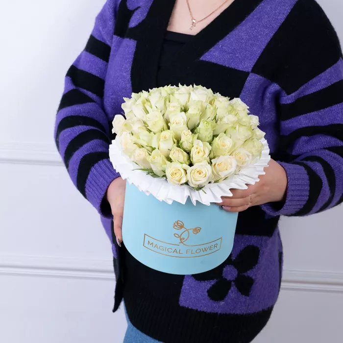 Букет из 35 белых роз в голубой шляпной коробке