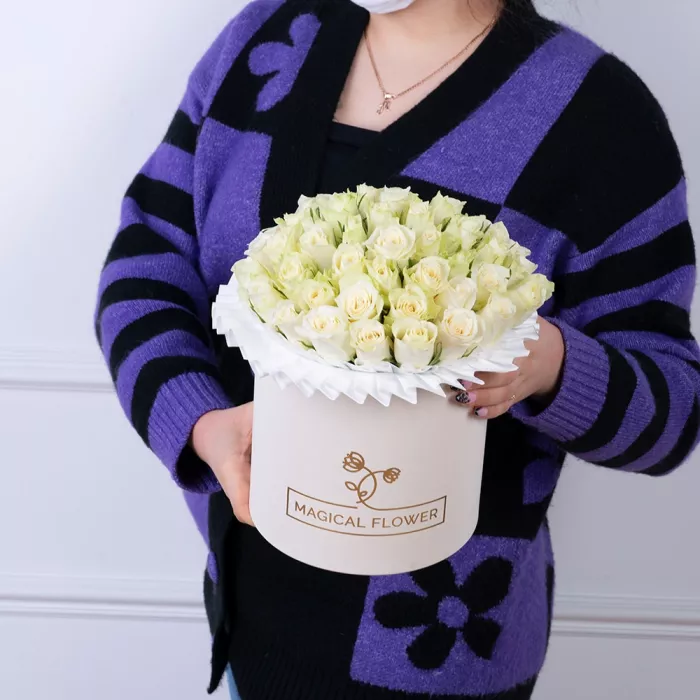 Букет из 35 белых роз в кремовой шляпной коробке