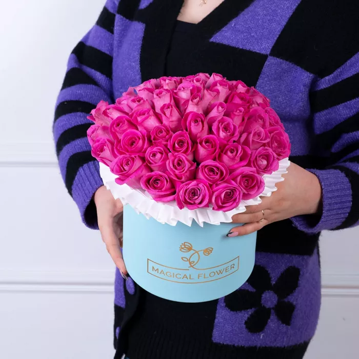 Букет из 35 розовых роз в голубой шляпной коробке