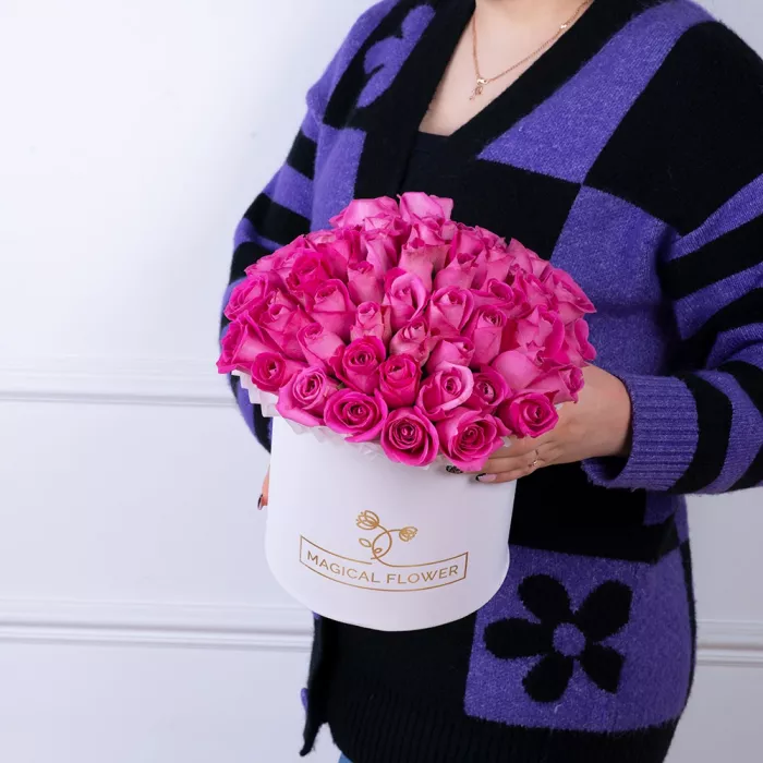 Букет из 35 розовых роз в белой шляпной коробке