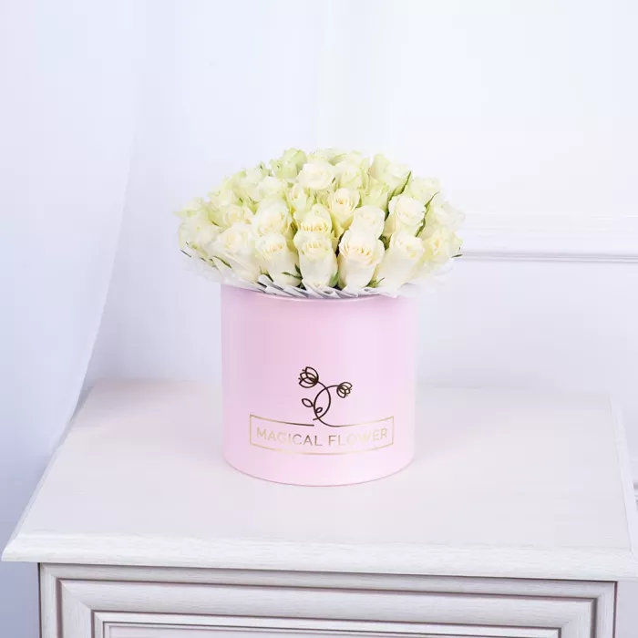 Букет из 35 белых роз в розовой шляпной коробке