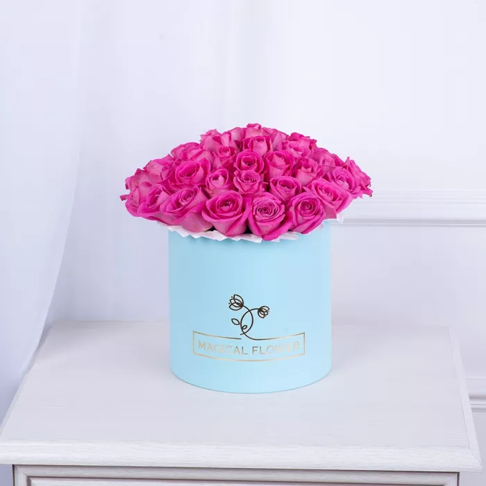 Букет из 35 розовых роз в голубой шляпной коробке