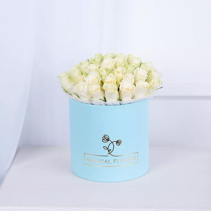 Букет из 35 белых роз в голубой шляпной коробке