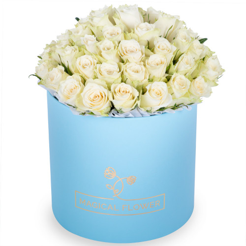 Букет из 75 белых роз в голубой шляпной коробке