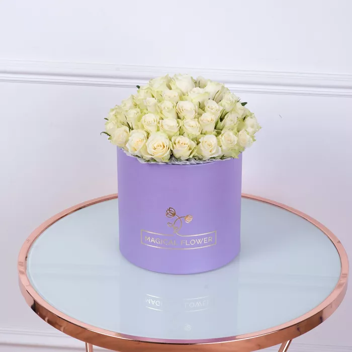 Букет из 75 белых роз в фиолетовой шляпной коробке