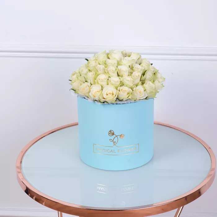 Букет из 75 белых роз в голубой шляпной коробке